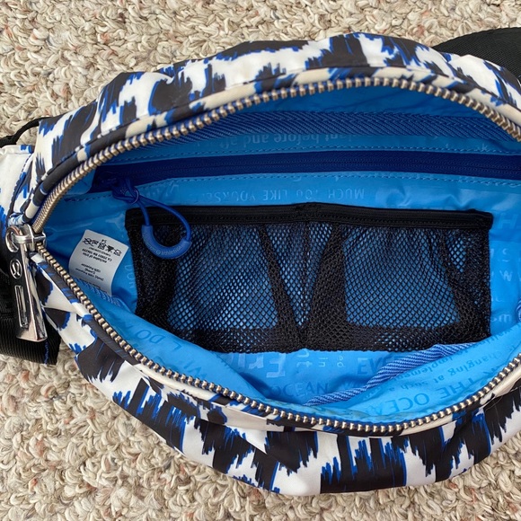 Lululemon “On Your Bum Bag” Waist pouch bag/ Yoga - Picture 4 of 7